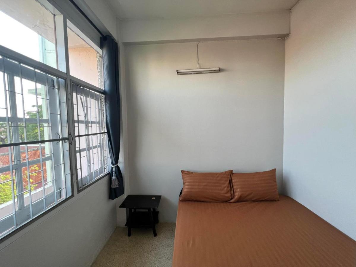 Merry V Guesthouse Банкок Екстериор снимка